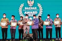 Bupati Padangpariaman, Suhatri Bur saat menerima Baznas Award 2022 di Jakarta, Kamis (17/1). (Dok : Istimewa)