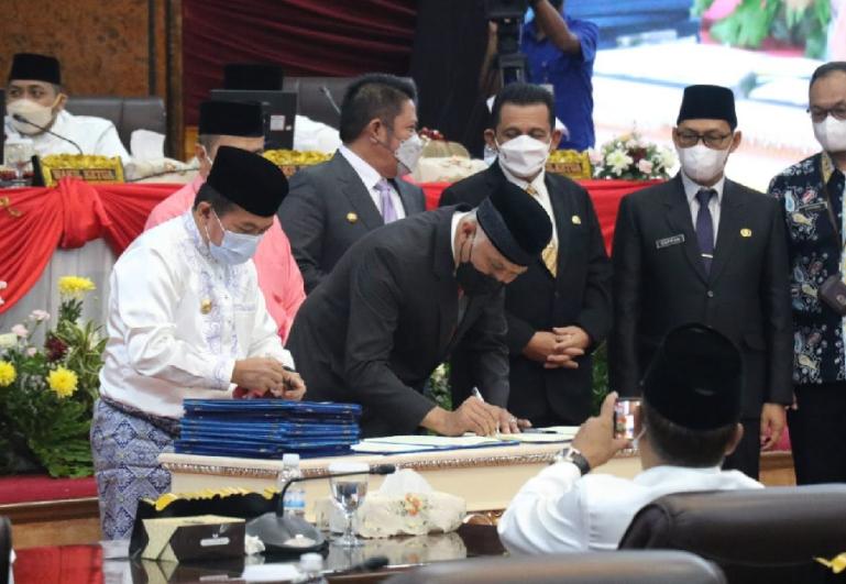 Gubernur Sumbar, Mahyeldi Ansharullah dan Gubernur Jambi, Al Haris saat tandatangani naskah kerja sama antar dua provinsi ini, di kantor DPRD Jambi, Kamis (6/1). (Dok : Istimewa)