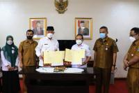 Gubernur Sumbar, Mahyeldi dan Deputi Direksi BPJS Kesehatan Sumbagteng Jambi, Eddy Sulistijanto Hadie, sesuai tandatangani MoU bidang JKN, Senin (10/1) kemarin. (Dok : Istimewa)