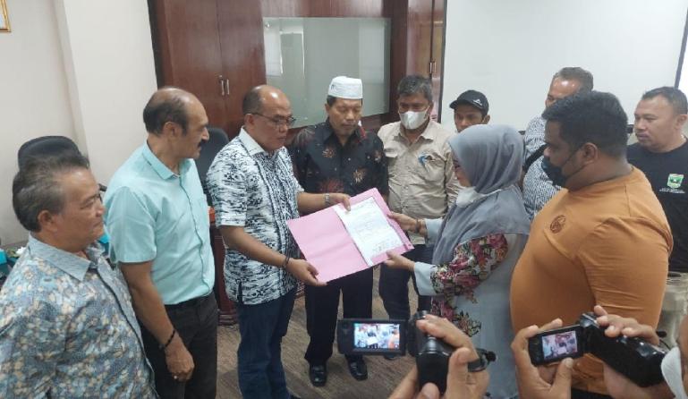 Para pengurus Pengcab PSSI di Sumbar saat beri dukungan kepada Supardi untuk jadi Ketua Pengprov IPSI Sumbar, Kamis (6/1). (Dok : Istimewa)