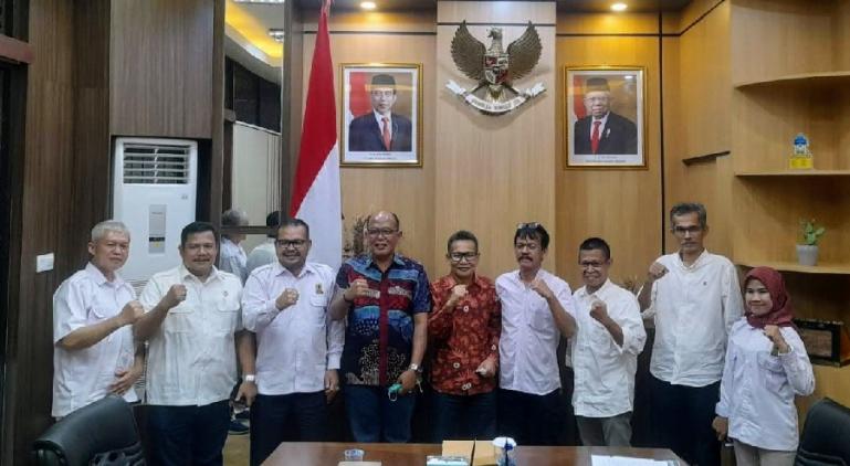 Ketua DPRD Sumbar, Supardi saat menerima kunjungan pengurusan PII Sumbar, yang dipimpin  Nasirman, Senin (31/1). (Dok : Istimewa)