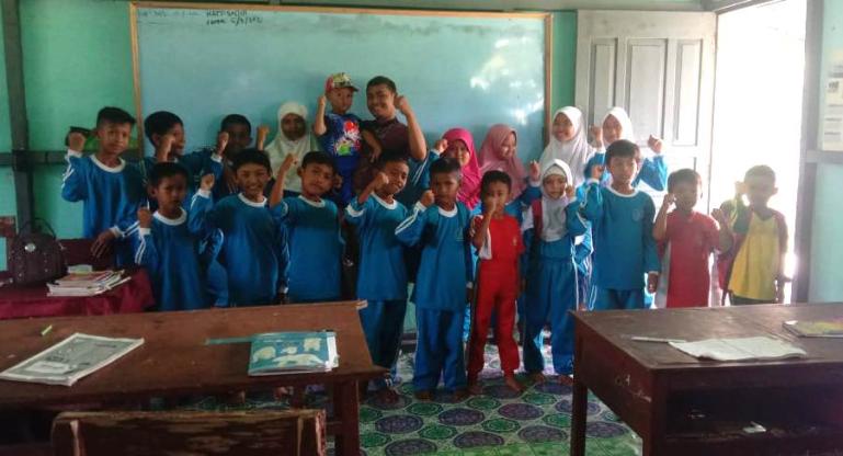 Dosen Bimbingan dan Konseling dari Universitas PGRI Sumbar, Suryadi, M.Pd sedang memberikan motivasi murid-murid SDN 016 Binangun Jaya Desa Binangun Jaya Kecamatan Pulau Burung, Kabupaten Indragiri Hilir, pada Sabtu lalu (8/1). (Dok : Istimewa)