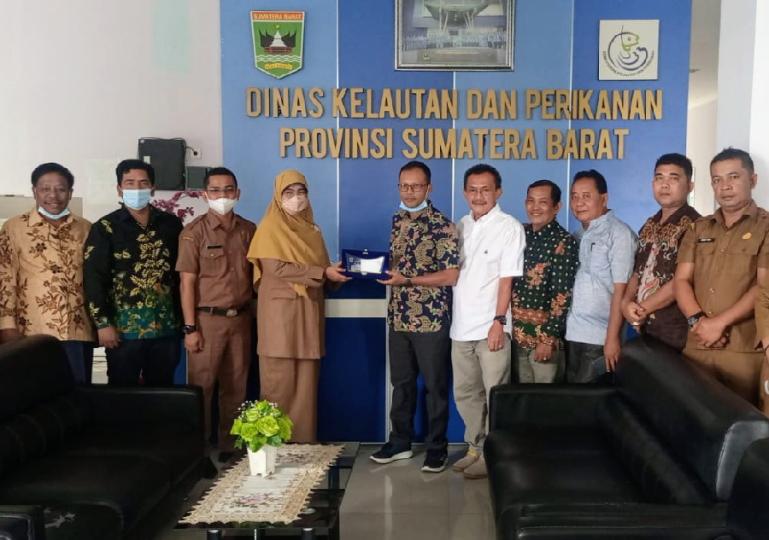 Kadis DKP Sumbar Desniarti saat menerima kunjungan anggota Komisi II DPRD Pasbar, Selasa siang (18/2). (Dok : Istimewa)