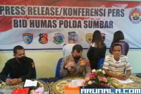 Kabid Humas Polda Sumbar, Kombes Pol Satake Bayu Setianto saat beri keterangan saat preskon pasca pengerebekan sebuah salon kecantikan, di Mapolda Sumbar, Sabtu (15/1). (Foto : Derizon)