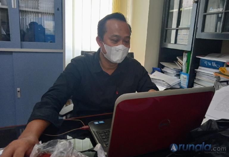 Kabag Teknis, Hukum dan Hupmas KPU Sumbar, Aan Wuryanto di ruang kerjanya, Rabu (4/1). (Foto : Arzil)