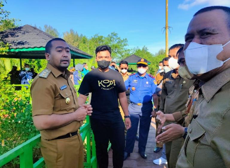 Wagub Sumbar, Audy Joinaldy didampingi Wawako Pariaman, Mardison Mahyuddin dan Kadis Pariwisata Pariaman, Dwi Marhen saat tinjau kawasan wisata Desa Apar Kota Pariaman, Selasa (4/1). (Dok : Istimewa)