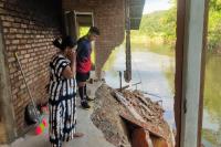 Anggota DPD RI, Alirman Sori saat meninjau salah satu rumah warga yang rusak akibat diterjang aliran sungai Batang Lumpo di Kanagarian Gurun Panjang Bayang, Pessel, Minggu (2/1). (Dok : Istimewa)