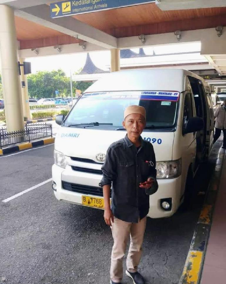 Mantan Ketua umum Alumni UBH Padang, Ike Agung di depan salah satu armada milik Damri yang ada di BIM, Sabtu (22/1). (Dok : Istimewa)