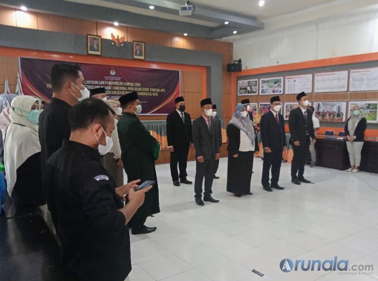 Suasana pelantikan tiga sekretaris KPU kabupaten dan empat Kabag di KPU Sumbar yang lakukan Sekjen KPU RI, Bernad Dermawan Sutrisno secara daring di aula kantor KPU Sumbar, Rabu (4/1). (Foto : Arzil)