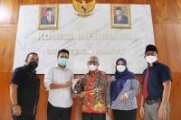 KI Sumbar Apresiasi Sejumlah Tokoh KIP: Guspardi Gaus Terima Penghargaan AMP 2021