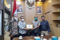 Dinilai sebagai Tokoh Inspiratif: Ketua DPRD Sumbar Terima KPID Award 2021