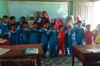 Laksanakan Workshop pada Sekolah di Daerah Terpencil: Suryadi Motivasi Murid SDN 016 Binangun Jaya