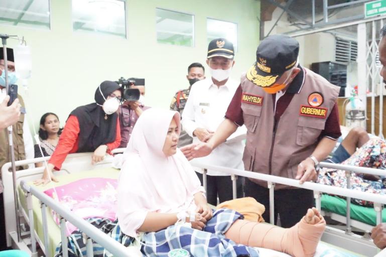 Gubernur Mahyeldi saat beri semangat pada Asni, 41, yang alami cidera patah kaki akibat gempa di RS Yasri Pasbar, Jumat sore (25/2). (Dok : Istimewa)