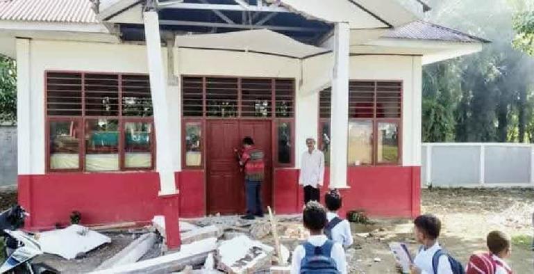 Beberapa orang murid salah satu SD di Pasbar saksikan kondisi sekolah mereka yang rusak akibat gempa yang terjadi di daerah mereka, Jumat pagi (25/2). (Dok : Istimewa)
