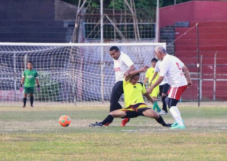 Gubernur Mahyeldi dan Wagub Audy Joinaldy menghadang pemain Wartawan FC saat laga persahabatan di GOR Agus Salim, Kamis sore (24/2). (Dok : Istimewa)