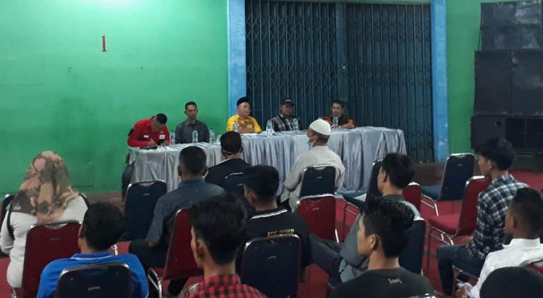 Anggota DPRD Sumbar, Afrizal saat dialog dengan masyarakat Kelurahan Kuranji Padang dalam reses dapil yang dilakukannya, , Jumat (18/2) malam. (Dok : Istimewa)