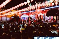 Warga Keturunan Tionghoa Padang sedang sembahyang di Kelenteng Sie Hien Kiong, Senin (31/1) malam. (Foto : Fajril M)