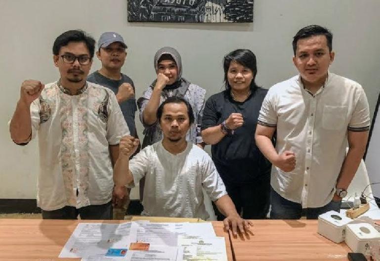 Calon Ketua Umum BPC HIPMI Kota Padang, Alizar Tanjung bersama tim protes terkait mekanisme pencalonan ketum yang akan dilaksanakan BPC HIPMI Kota Padang, Jumat (4/2). (Dok : Istimewa)