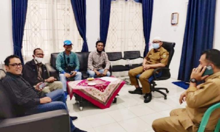 Pengurus FJKIP Padangpanjang bertemu dengan PPID Utama kota itu, Ampera Salim untuk bangun kerjasama, Selasa (15/2). (Dok : Istimewa)