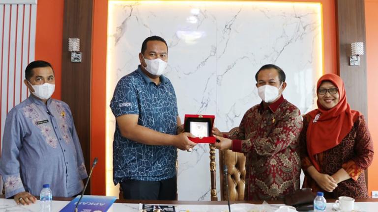 Sekko Pariaman, Yota Balad tukar cinderamata dengan pembina Apkasi, Sokhiatulo Lauli didampingi staf ahli Apkasi bidang pendidikan, Himmatul Hasanah, di Kota Pariaman, Jumat (4/2). (Dok : Istimewa)