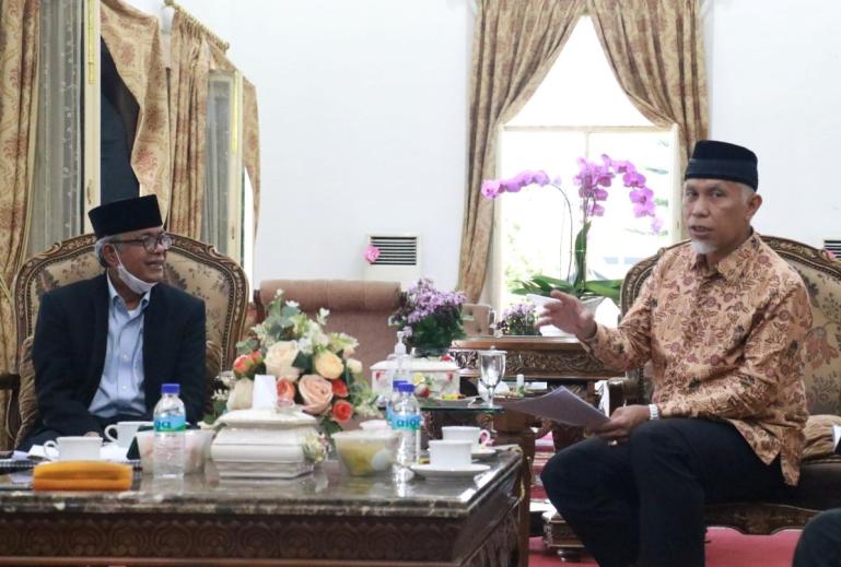 Gubernur Sumbar, Mahyeldi saat dialog dengan para pelaku usaha gambir dari Pessel di gubernuran, Sabtu (5/2). (Dok : Istimewa)