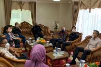 Wakil Gubernur Sumbar, Audy Joinaldy saat sambut kedatangan rombongan Cimory  di ruangan vip BIM, Jumat (4/2). (Dok : Istimewa)