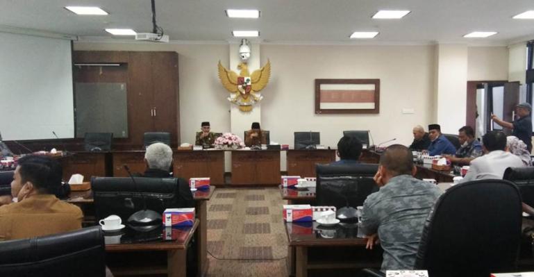 Sekretaris DPRD Sumbar, Raflis saat menerima kunjungan rombongan Bamus DPRD Pessel, Senin (7/2). (Dok : Istimewa)