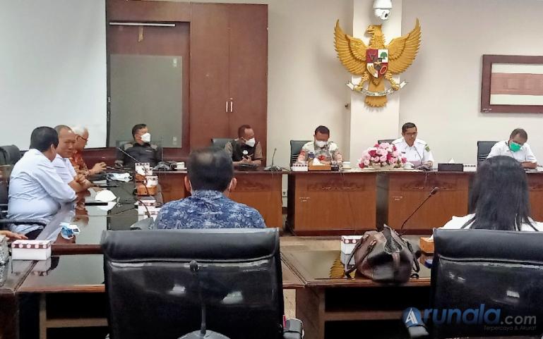 Sekretaris DPRD Sumbar, Raflis saat lakukan pertemuan dengan anggota Banggar dan Bamus DPRD Kabupaten Nias Barat di DPRD Sumbar, Rabu (9/2). (Foto : Arzil)