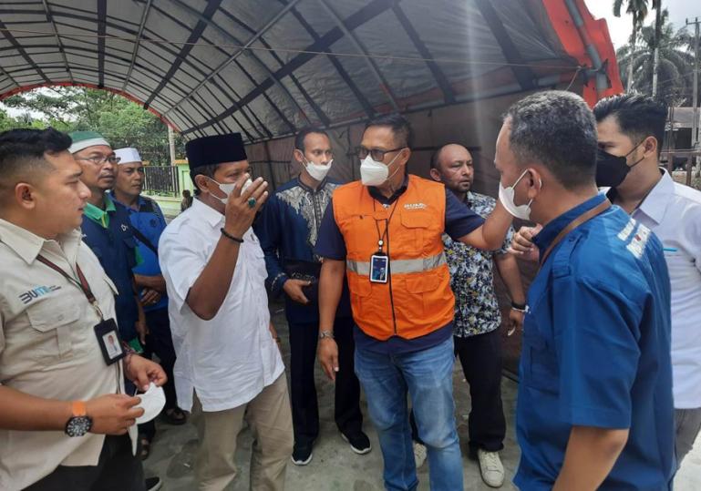 Regional CEO BRI Padang, Narto Laksono didampingi Manajemen BRI RO Padang saat turun langsung ke lokasi terdampak gempa di Pasbar, Jumat (25/2). (Dok : Istimewa)
