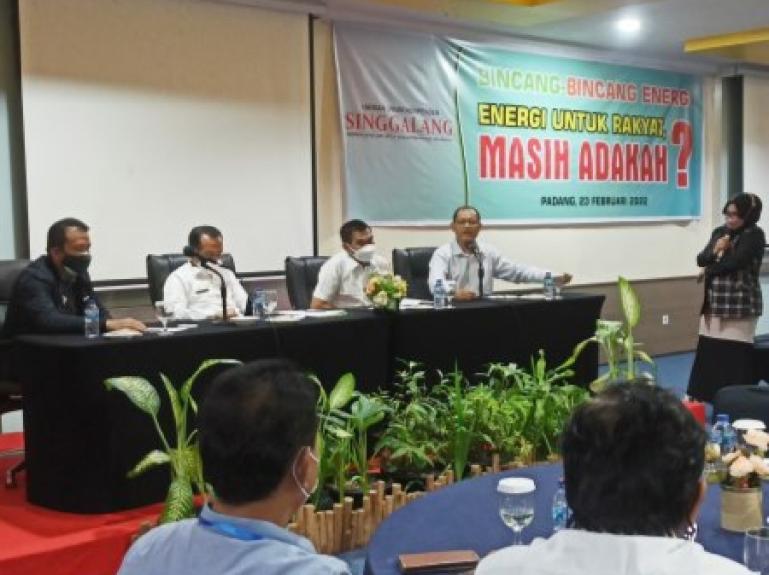 Ekonom UGM, Defiyan Cori saat diskusi energi yang digelar Harian Singgalang di salah satu hotel berbintang di Kota Padang, Rabu (23/2). (Dok : Istimewa)