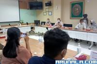 Dirut RSUP M Djamil Padang, DR dr Yusirwan Yusuf, Sp.B, Sp.BA (K) MARS berikan keterangan pada sejumlah wartawan menyangkut antisipasi lonjakan omicron di rumah sakit tersebut, Senin (7/2). (Foto : Arzil)