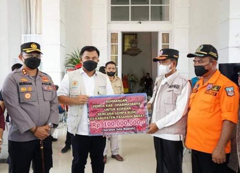 Ketua DPRD Pariyanto dampingi Bupati Sutan Riska antar bantuan bagi korban gempa di Pasbar dan Pasaman, Senin (28/2). (Dok Istimewa)