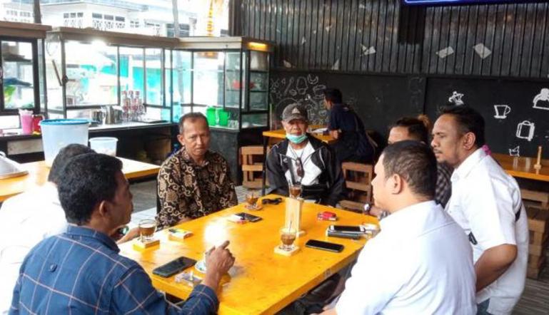 Pengurus FJKIP Kota Padangpanjang saat gelar diskusi rangka pemantangan rencana pelantikan di salah satu caf di Kota Padangpanjang, Rabu sore (23/2). (Dok : Istimewa)