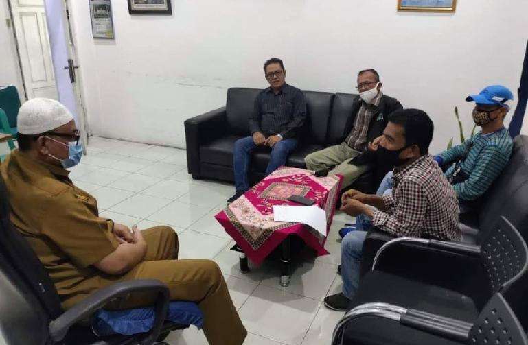 Pengurus FJKIP Kota Padangpanjang saat audensi dengan PPID Utama Kota Padangpanjang, Ampera Salim menyangkut persiapan pelantikan, Selasa (15/2). (Dok : Istimewa)