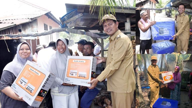 Wako Genius Umar serahkan bantuan kepada warga Balai Naras, Selasa (8/2). (Dok : Istimewa)