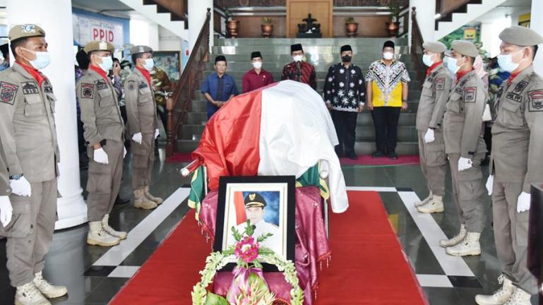 Suasana pelepasa jenazah mantan Wakil Wali Kota Pariaman Helmi Darlis di Balaikota Pariaman, Kamis Sore (10/2). (Dok : Istimewa)