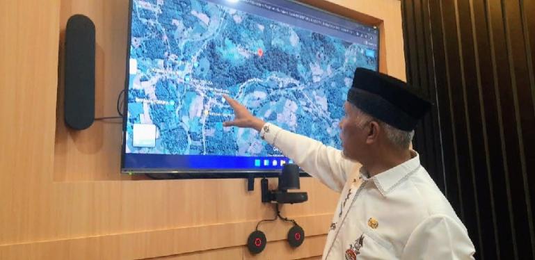 Gubernur Mahyeldi saat memantau kondisi Pasbar dan Pasaman pascagempa di ruangan zoom meeting Istana Kompleks Gubernuran Sumbar, Jumat (25/2).