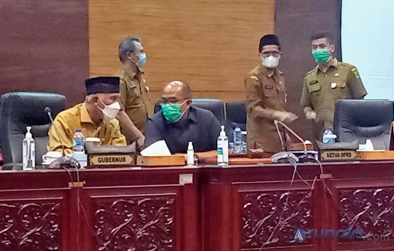 Gubernur Sumbar, Mahyeldi Ansharullah bersama Ketua DPRD, Supardi di saat acara rapat paripurna di gedung dewan, Senin (21/2). (Foto : Arzil)