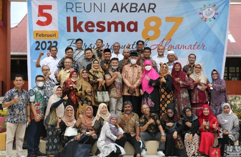 Gubenur Mahyeldi bersama para alumni IKESMA 1 Payakumbuh saat adakan reuni Sabtu (5/2). (Dok : Istimewa)
