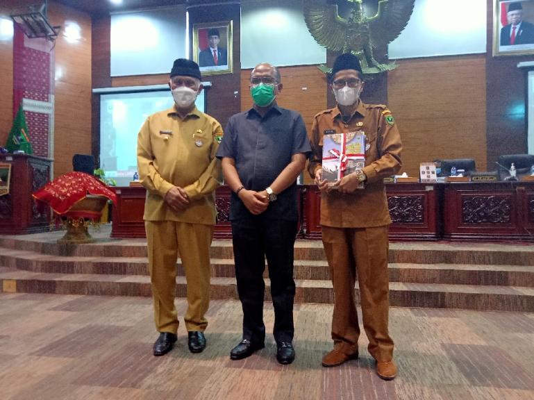 Gubernur Mahyeldi bersama ketua DPRD, Supardi setelah penyampaian LKPJ kepala daerah 2021 di ruang sidang utama DPRD Sumbar, Senin (21/2). (Dok : Istimewa)