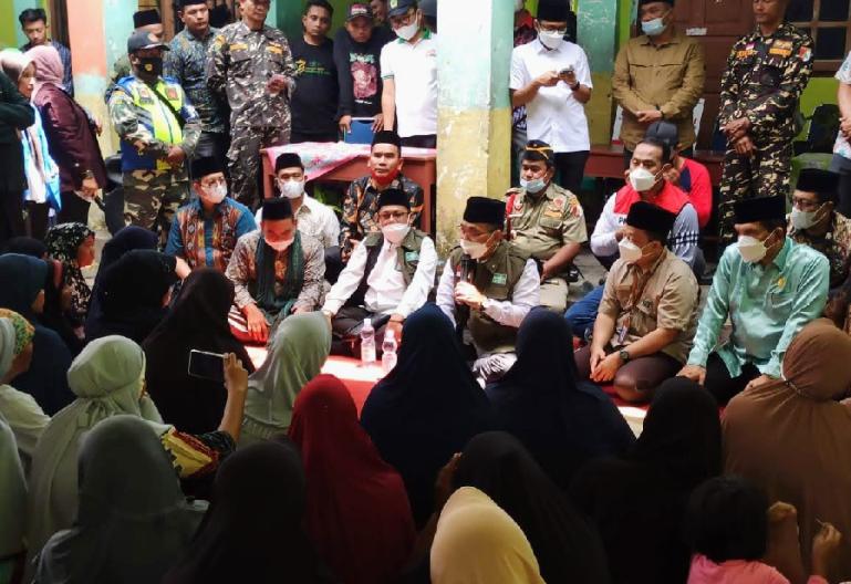 Ketua PBNU KH Yahya Cholil Staquf bersama rombongan tinjau pengungsi yang ditampung di Ponpes Darussalam Pasbar, Minggu (27/2). (Dok : Istimewa)