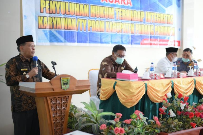 Wabup Padangpariaman, Rahmang, saat membuka penyuluhan hukum bagi para karyawan PDAM di kabupaten itu, Kamis, (3/2). (Dok : Istimewa)