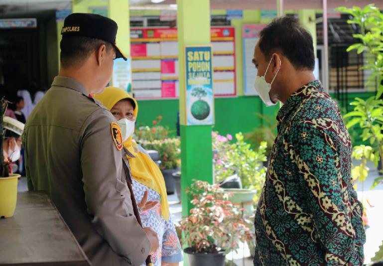 Kadis Dikbud, Anwar bersama Kapolres AKBP M Qori Oktohandoko pantau pelaksanaan vaksinasi anak di SDN 01 Lubuk Alung, Kamis (3/2). (Dok : Istimewa)