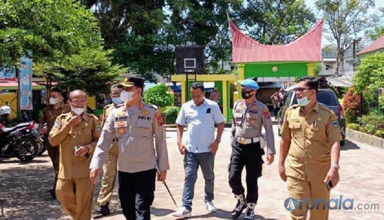 Kapolres Pessel AKBP Sri Wibowo bersama pihak sekolah dari SDN 27 Sago, di sela-sela vaksinasi pada murid di SD tersebut, Selasa (8/2). (Foto : SNM)