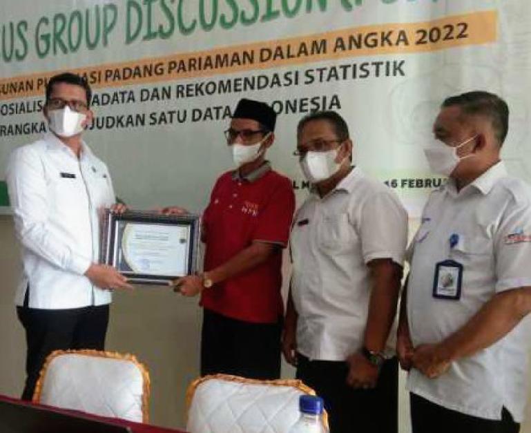 Sekkab Rudy Rilis serahkan penghargaan pada instansi terbaik dalam pelayanan dan respon tercepat pengisian data Kabupaten Padangpariaman Dalam Angka, Rabu (16/2). (Dok : Istimewa)