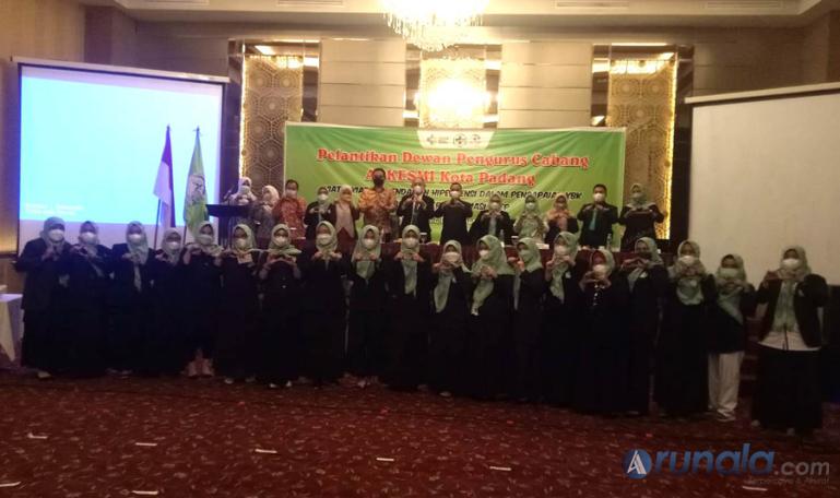 Anggota DPR RI Ade Rezki Pratama bersama pengurus DPC APKESMI Kota Padang, di Hotel Axana, Kamis (10/2). (Foto : Fajril M)