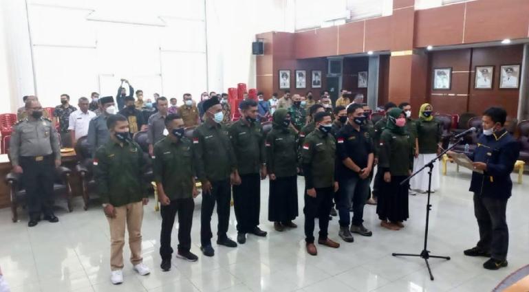 Sekretaris Pengda JMSI Sumbar, Aguswanto melantik pengurus JMSI Kota Bukittinggi, Selasa (15/2). (Dok : Istimewa)