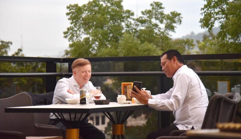 Wako Pariaman, Genius Umar bersama Konjen AS untuk Sumatera, Gordon S Church di salah satu hotel di Padang, Rabu (9/2). (Dok : Istimewa)