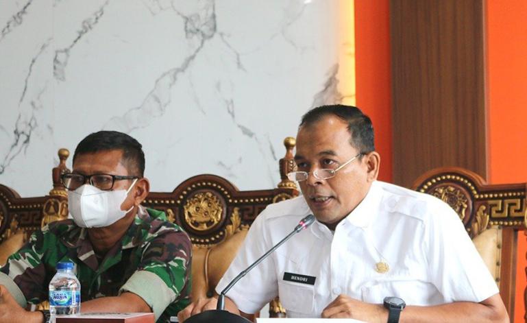 Kepala (DPMDes) Kota Pariaman, Hendri, menjelaskan tahapan Pilkades di acara rapat koordinasi dengan panitia pilkades, Rabu (2/2). (Dok : Istimewa)