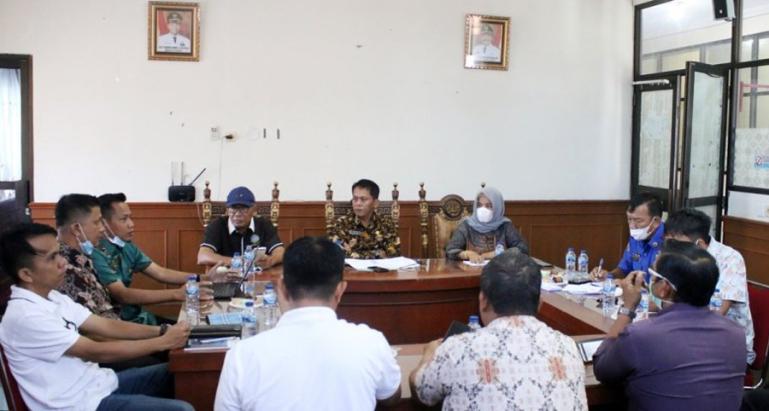 Asisten II Setko Pariaman, Elfis Candra pimpin rapat persiapan kejunas sepatu roda di Kota Pariaman pada awal Maret ini, Jumat (24/2). (Dok : Istimewa)